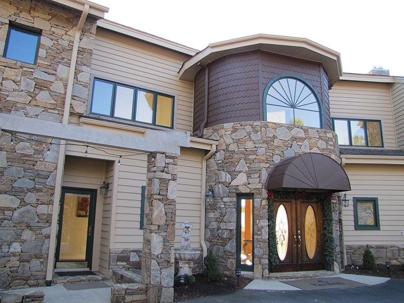 Exterior view of Hayes Lodge at Pavillon Mill Spring