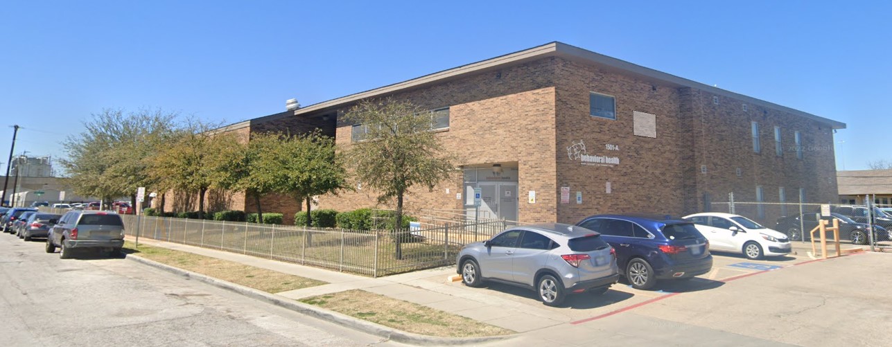 Street view of the detox facility surrounded by greenery, offering a calm atmosphere.