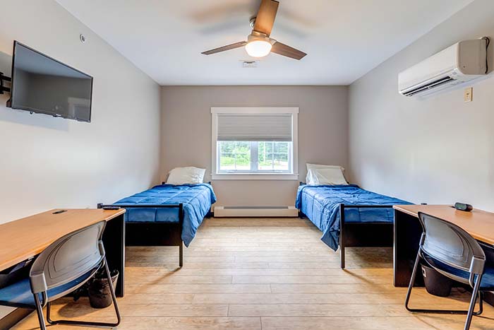 Room with twin beds and study desks