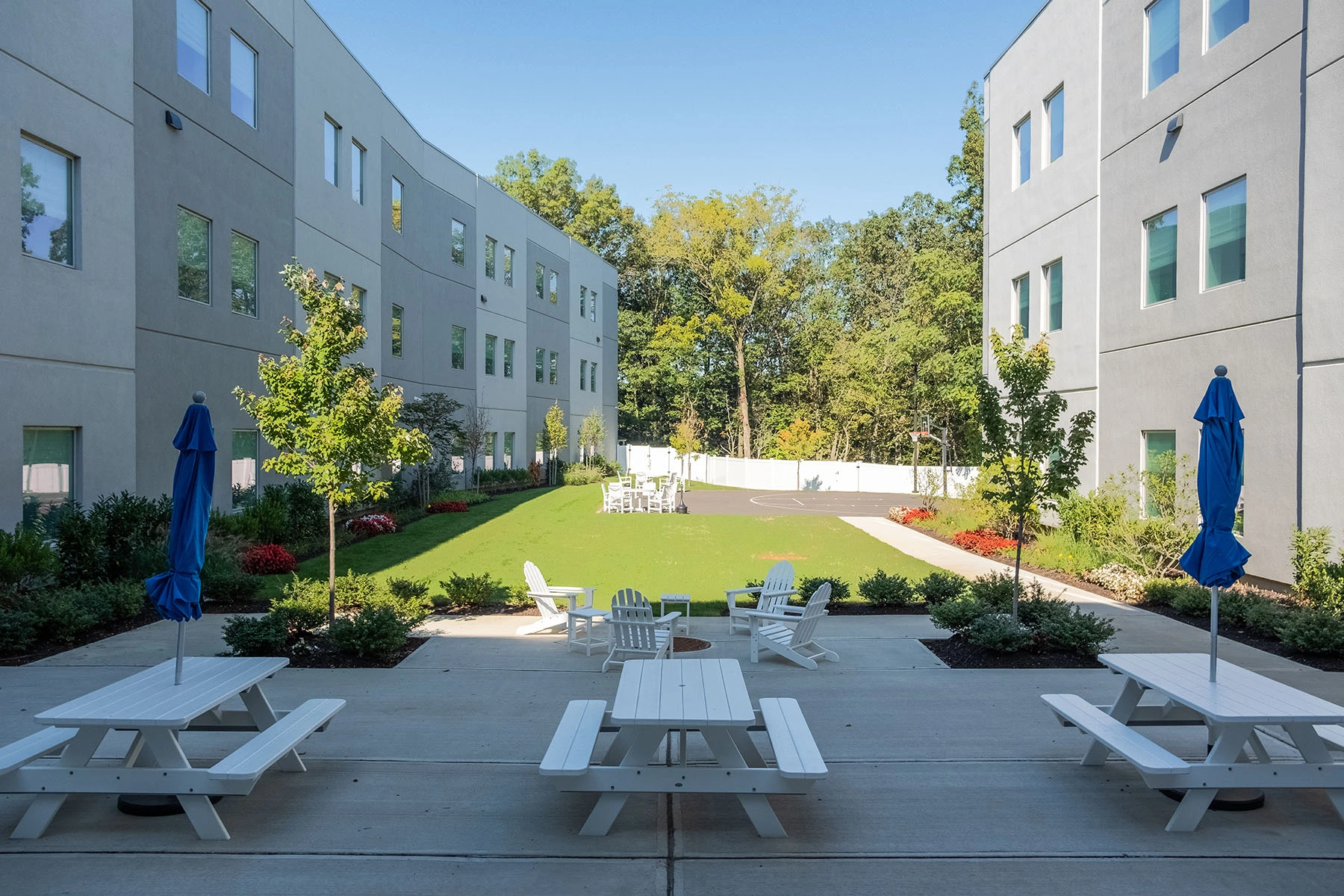 recovery-centers-of-america-raritan-bay-inpatient-south-amboy_picnic-tables