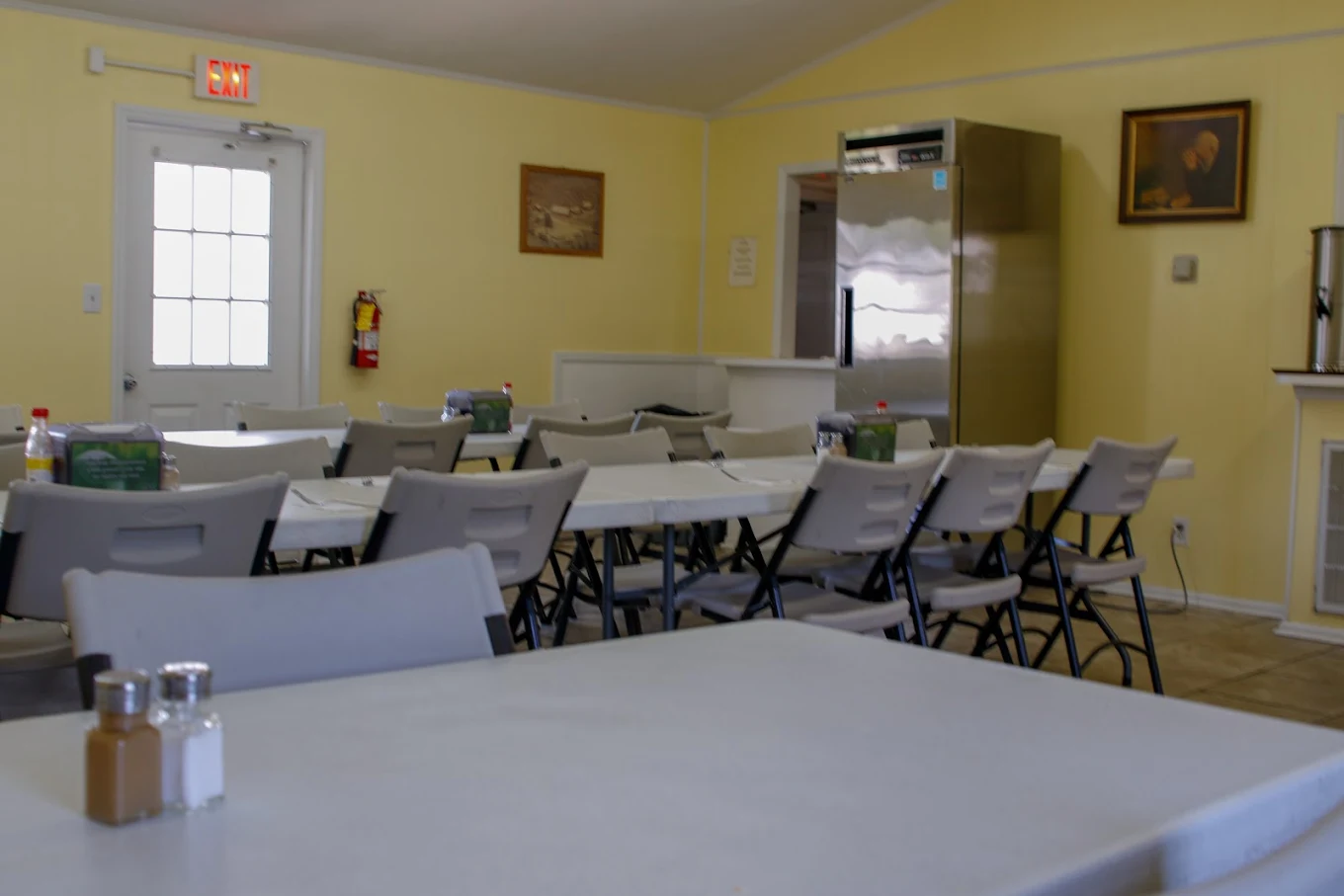 Shared dining area with tables and chairs at Hope Valley Treatment