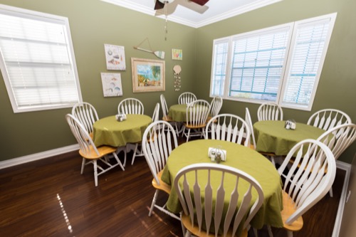 Dining room with round tables and green tablecloths