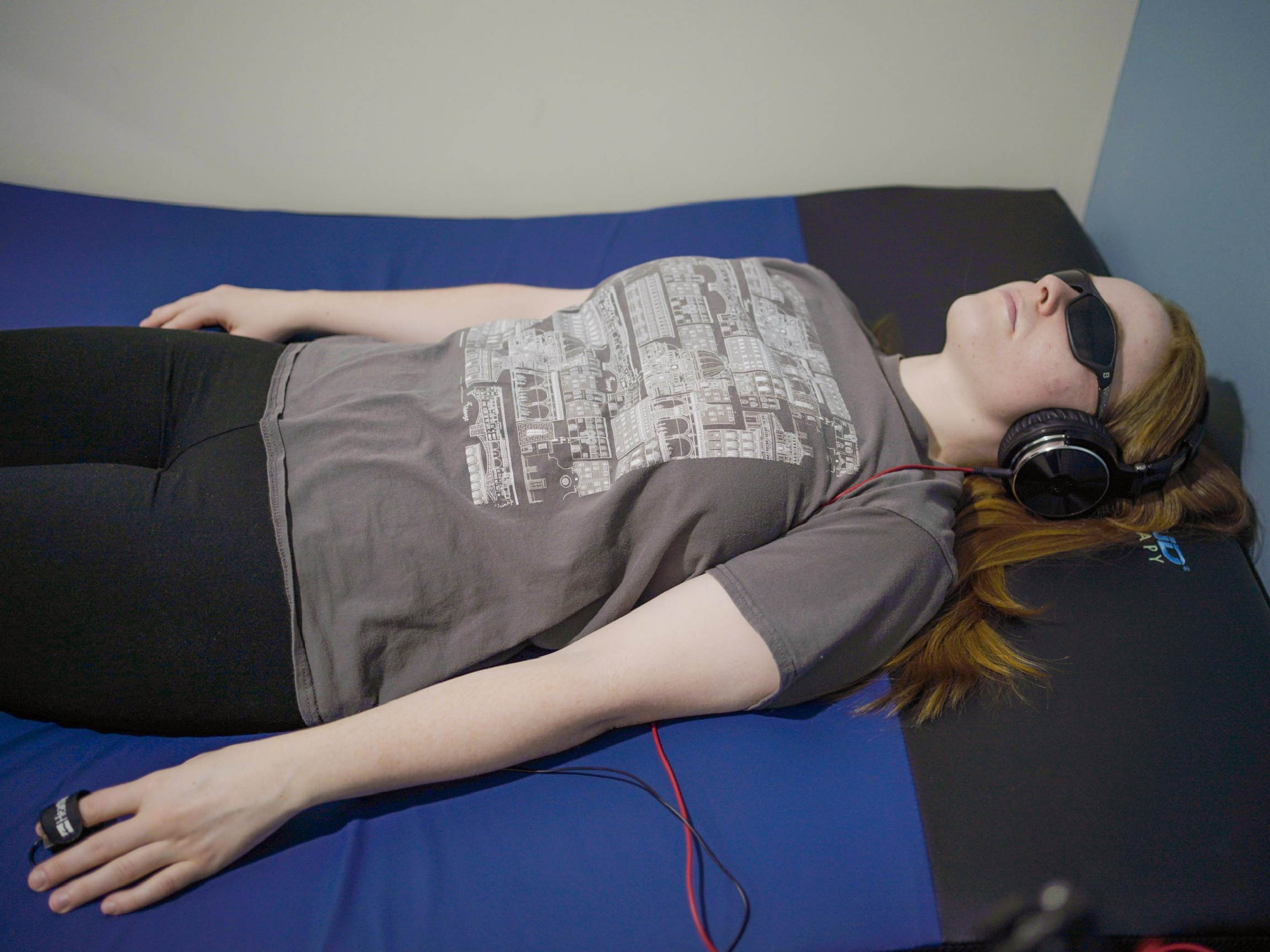 A patient uses biofeedback technology for relaxation and recovery.