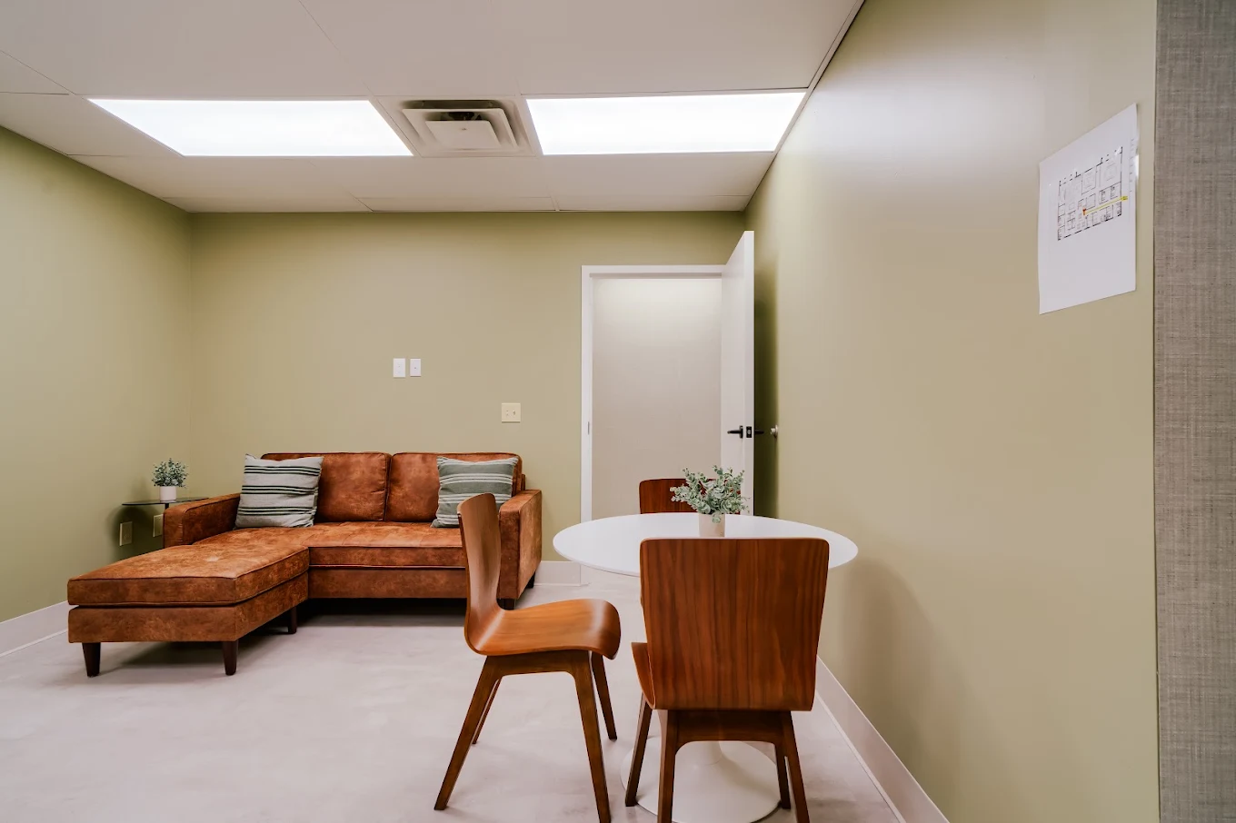 Lounge with sectional sofa and meeting table