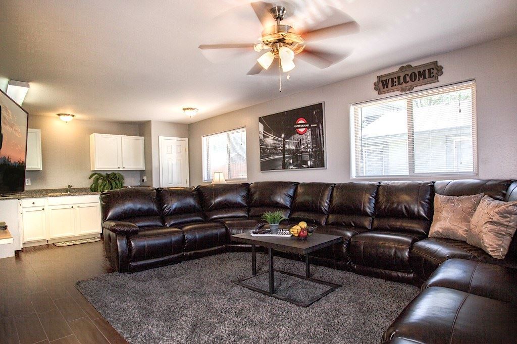 Living room with a sofa and a table.