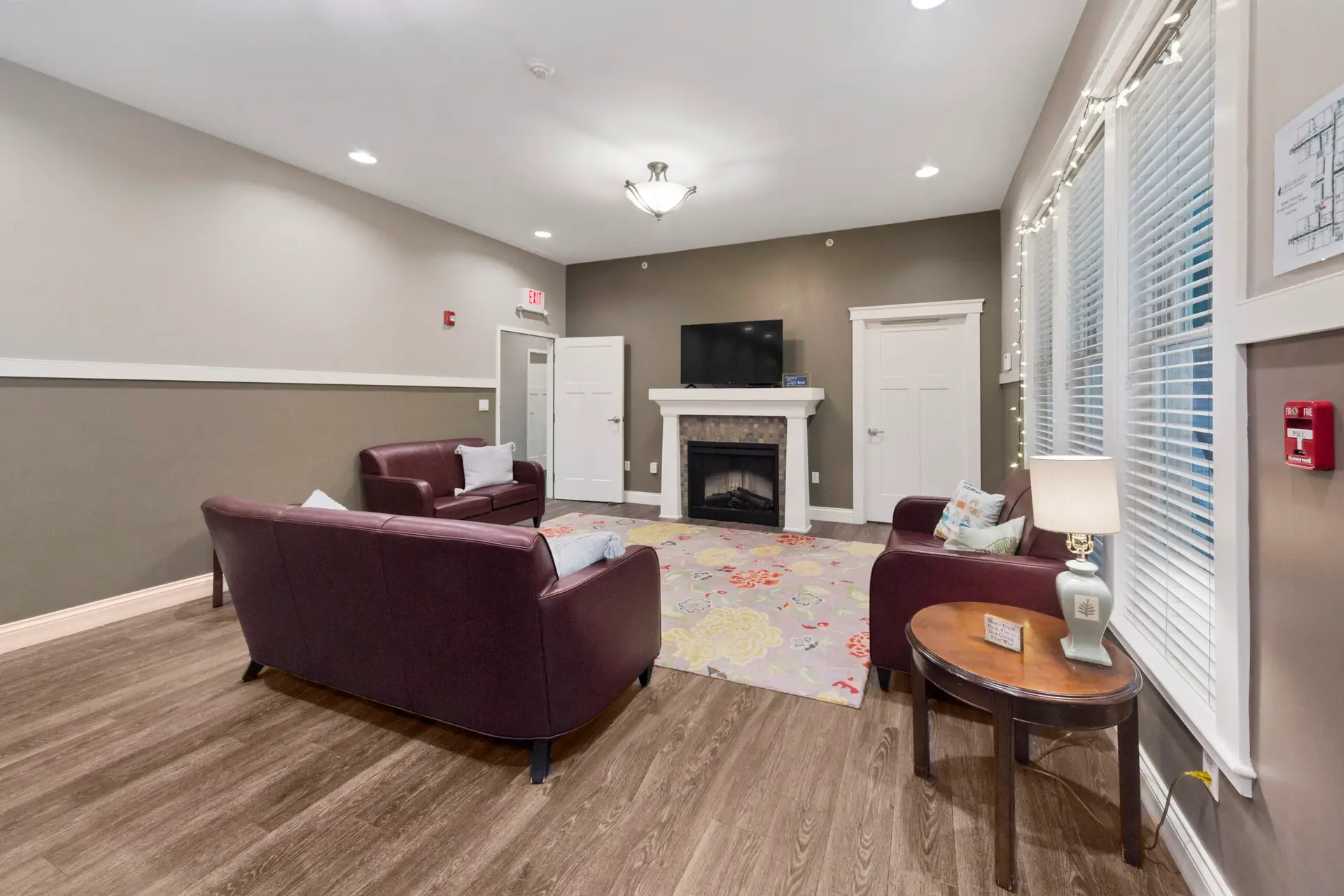 Shared living room with sofas and TV at Oak House
