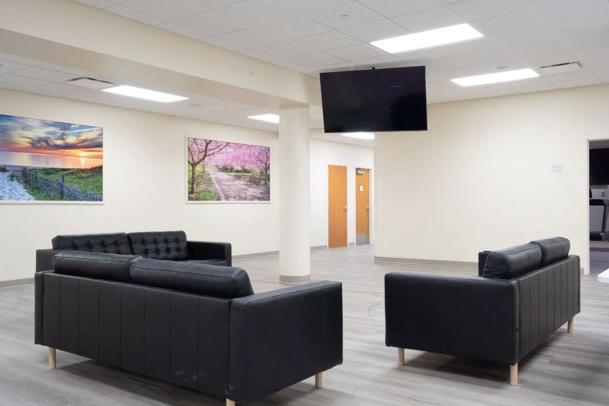 Common lounge with black sofas and wall art