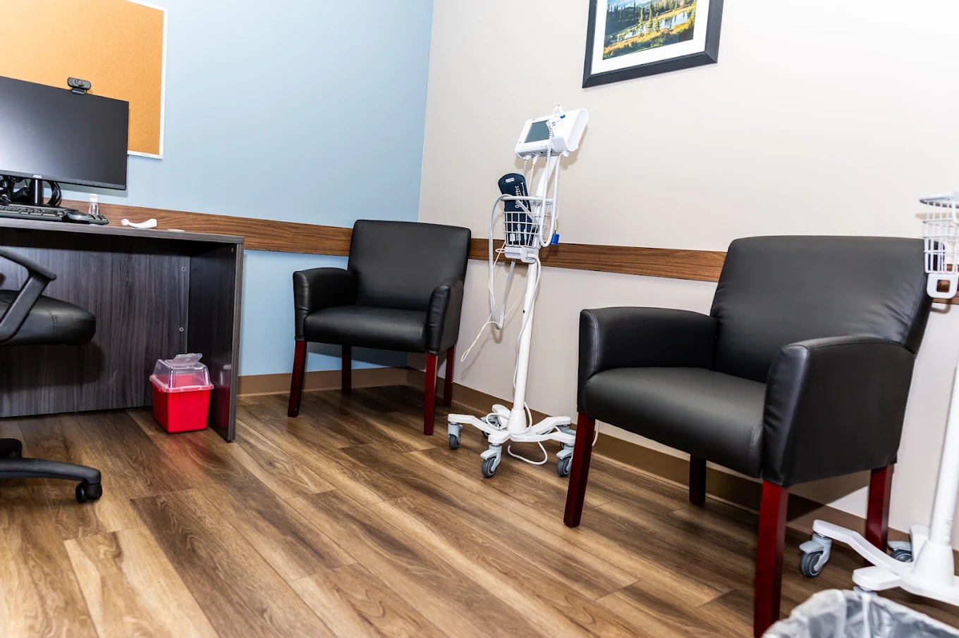 Clinical room with chairs and medical monitoring equipment