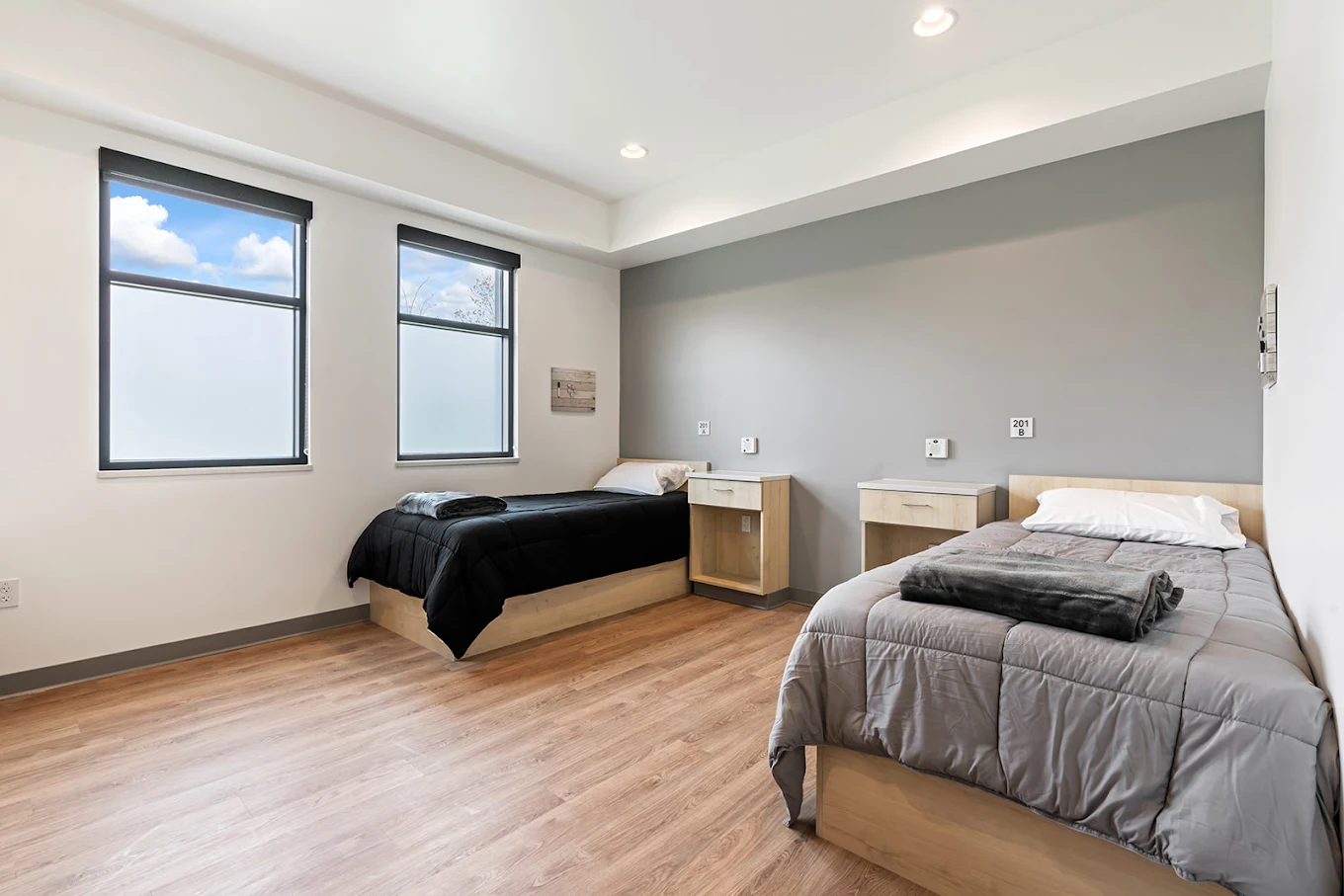 Double patient room with two beds and windows