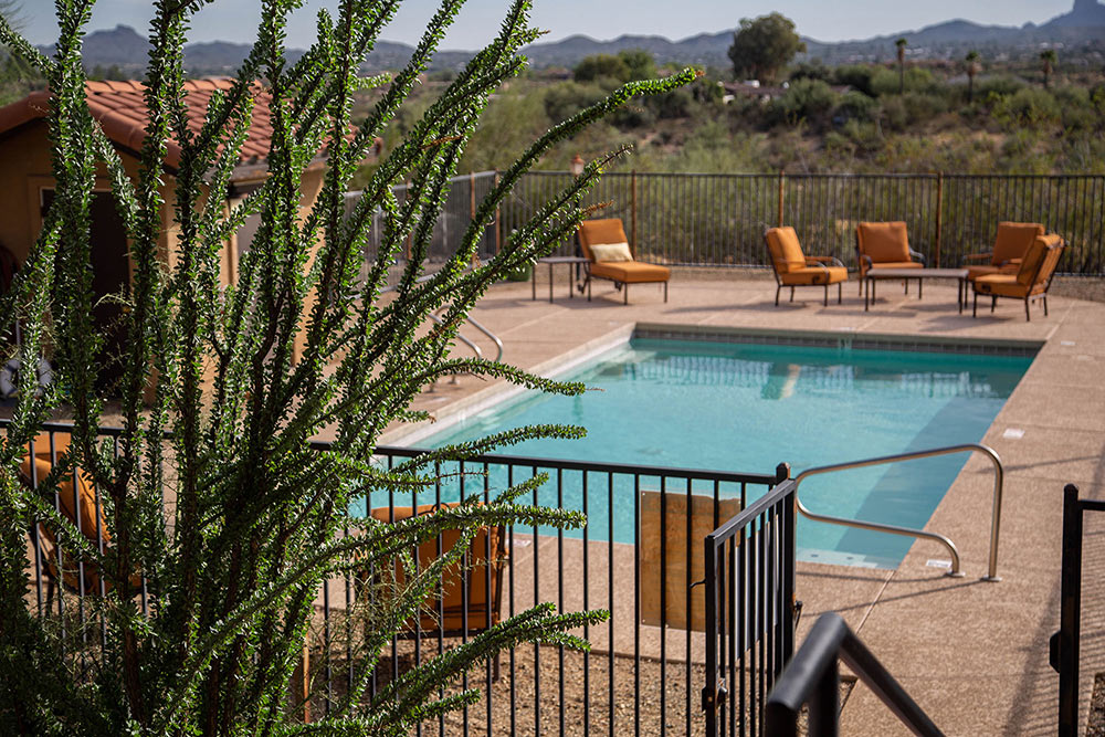 outdoor-pool-gentle-path-at-the-meadows-wickenburg.jpg