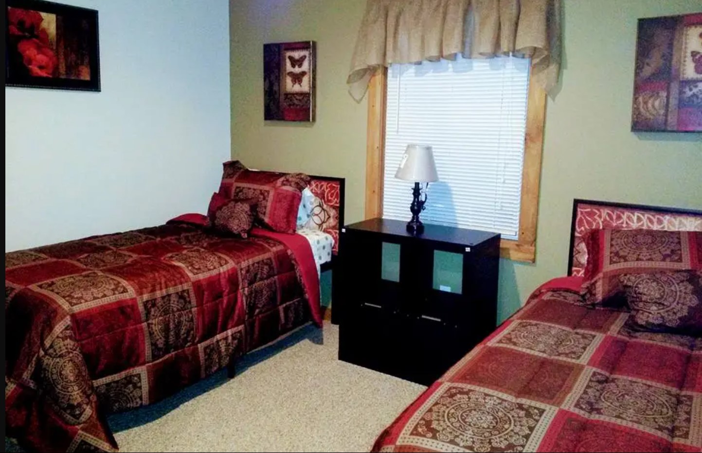 Comfortable bedroom at Kisa Life Recovery Sedan with twin beds and stylish decor, providing a peaceful retreat.