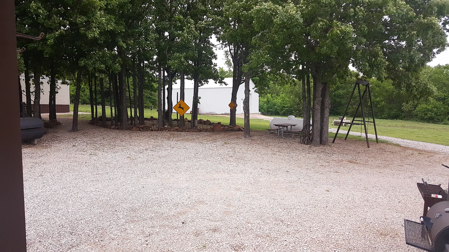 Serene outdoor common space at Kisa Life Recovery Sedan, surrounded by trees, offering a tranquil environment.