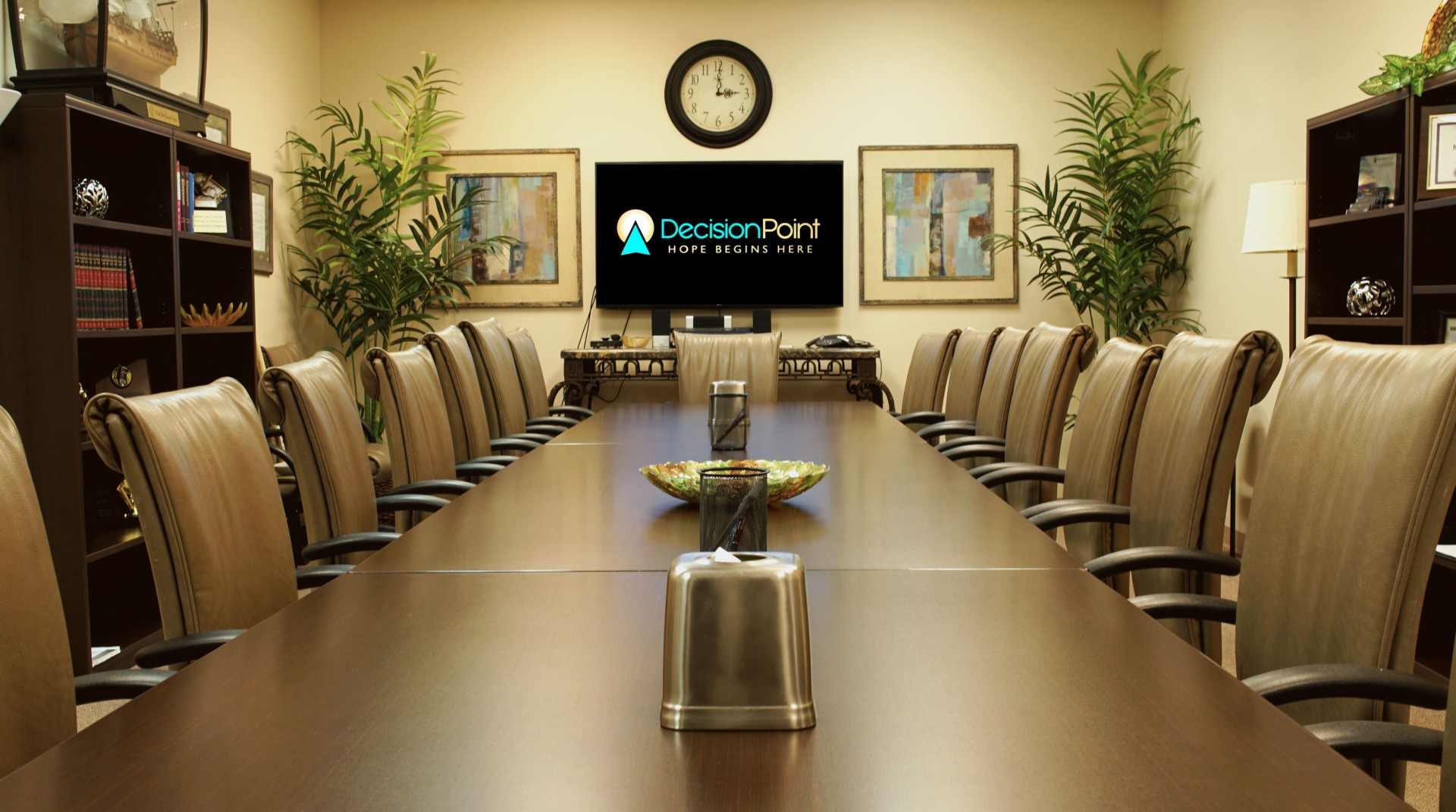 Conference room with chairs, a table and a TV.