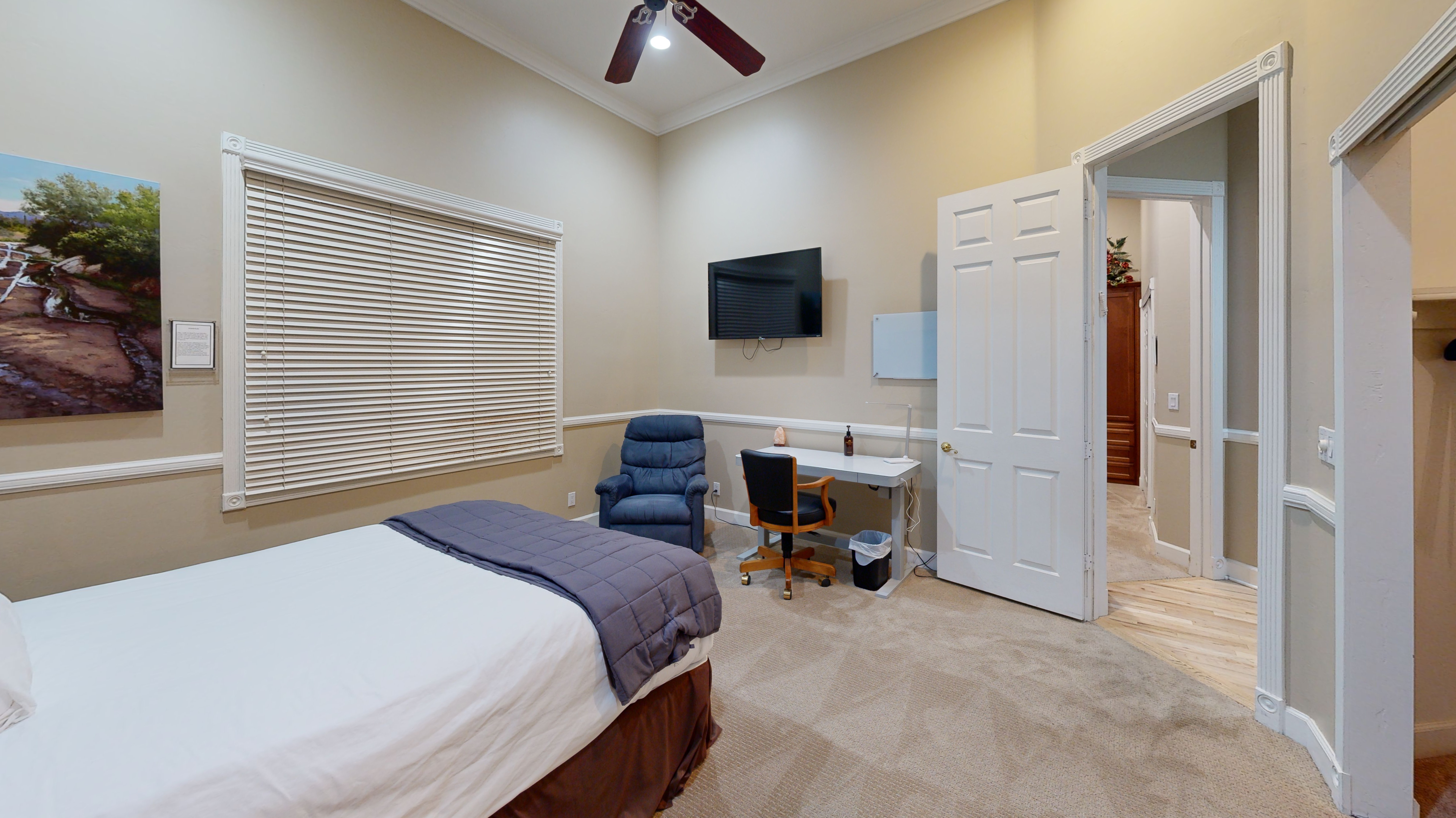 Single Bedroom with TV and desk