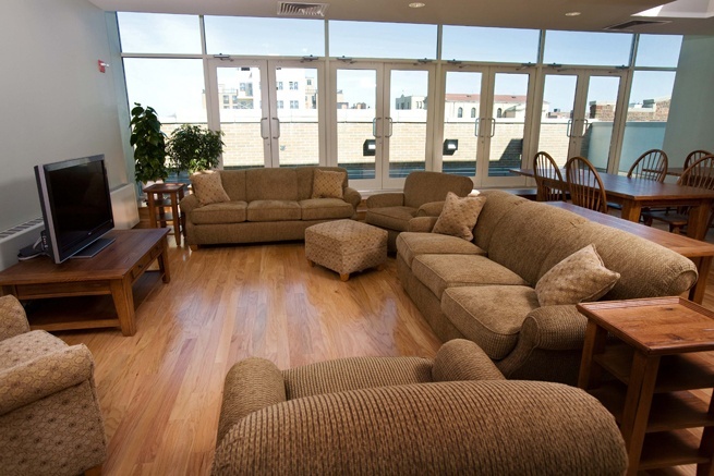 Cozy lounge with sofas and natural light at DYC Brooklyn