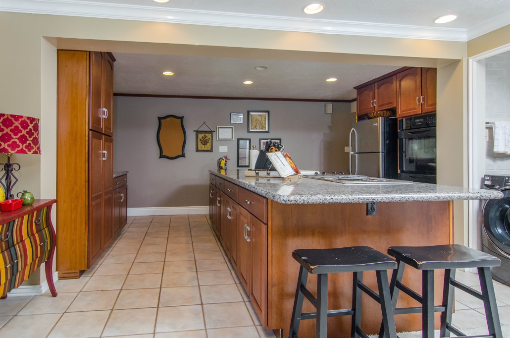 Kitchen island with cooktop next to front-load washer