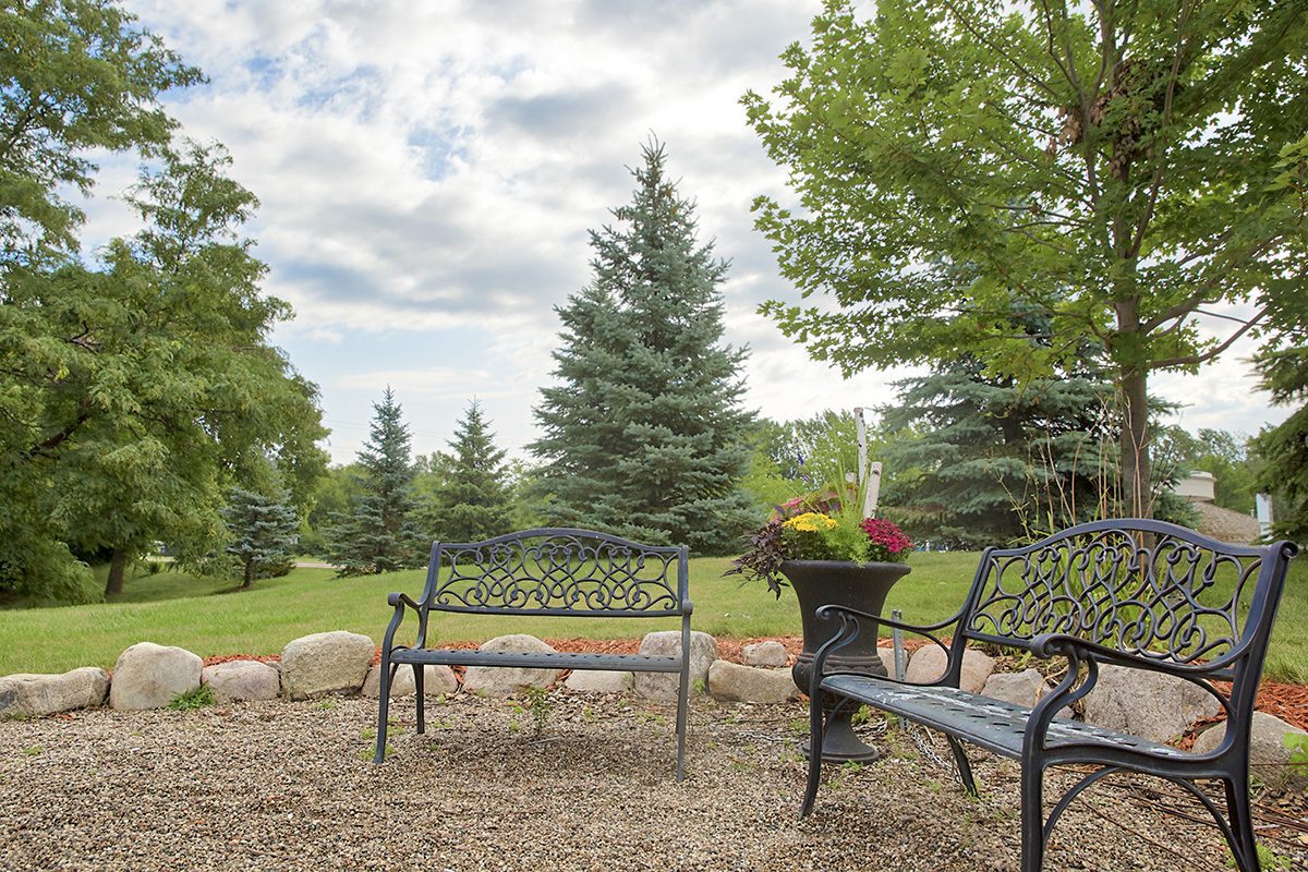 Benches and greenery in Pride Institute’s outdoor courtyard