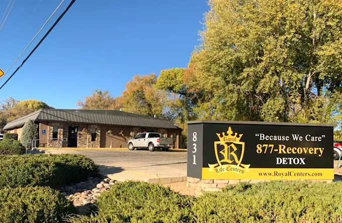 Facility building and Royal Life Centers detox sign