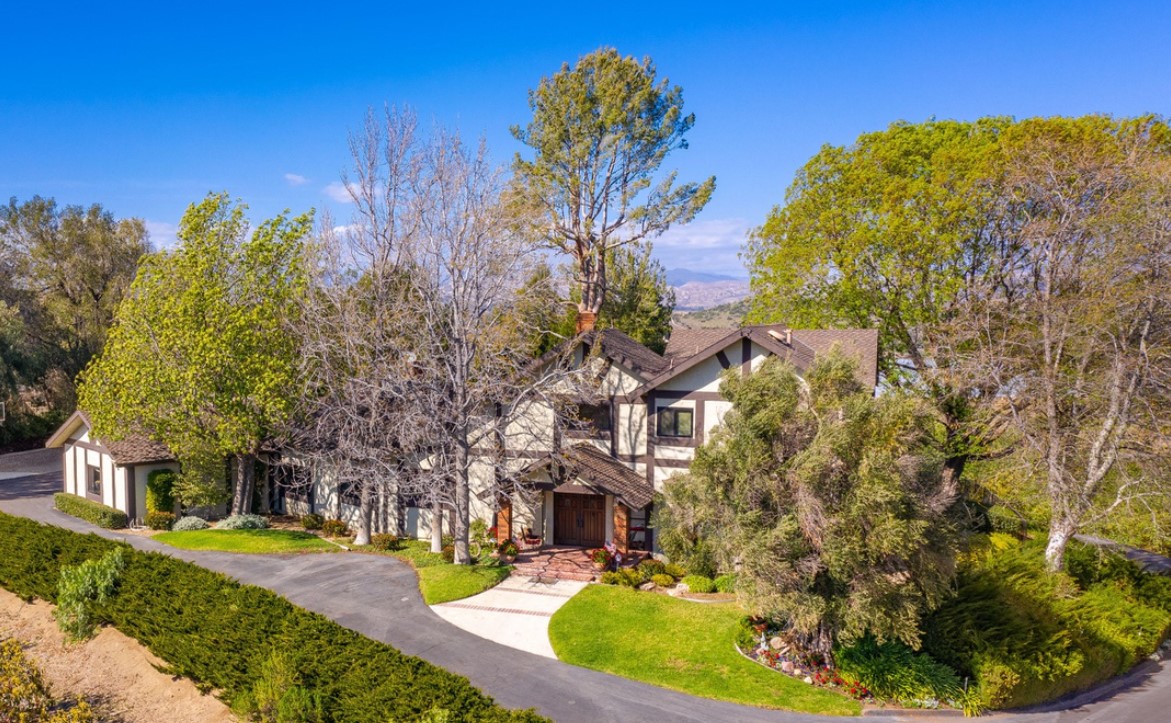Aerial view of a facility with driveway.