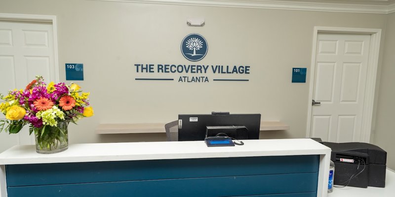 A welcoming reception area with a vibrant bouquet of flowers, creating a warm and inviting atmosphere at The Recovery Village Atlanta.