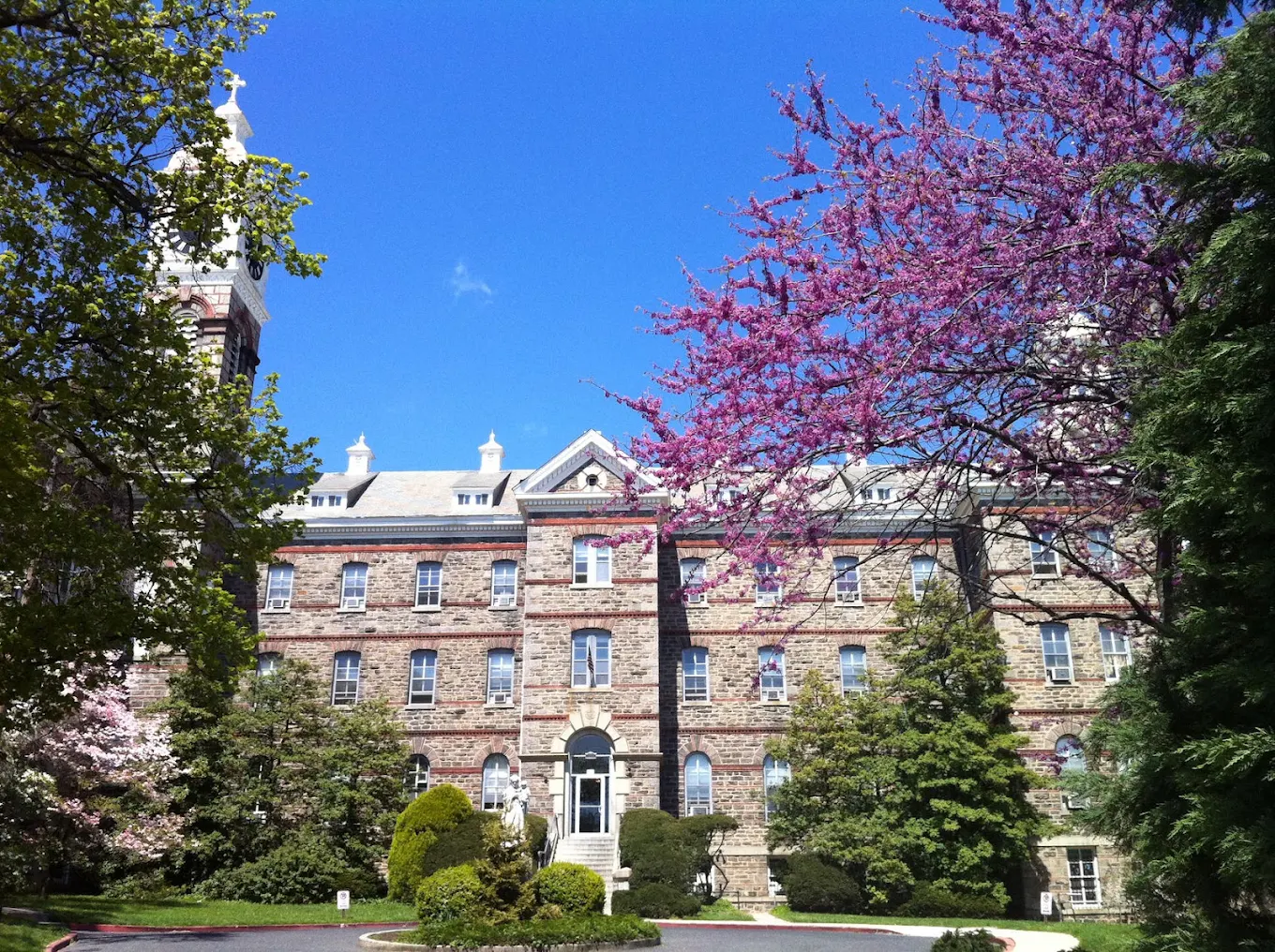 Historic exterior of Mountain Manor Treatment Center building