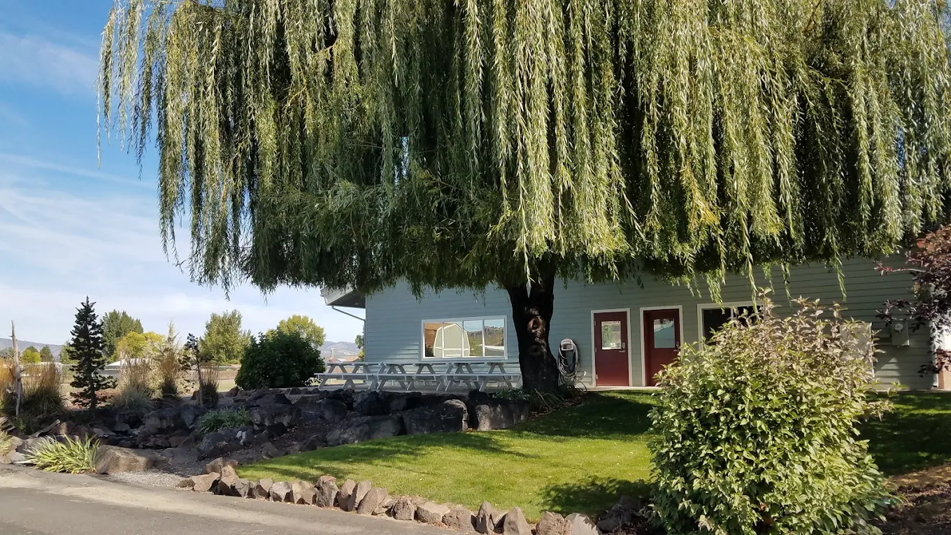 Outdoor seating area at Rimrock Trails adolescent residential facility