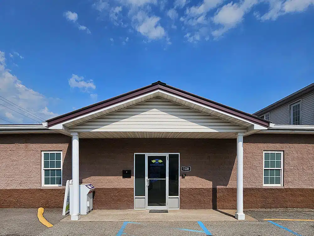 Front entrance of Crossroads clinic with covered walkway