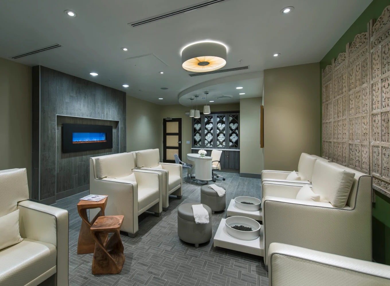 Relaxation room with armchairs, foot basins, and fireplace