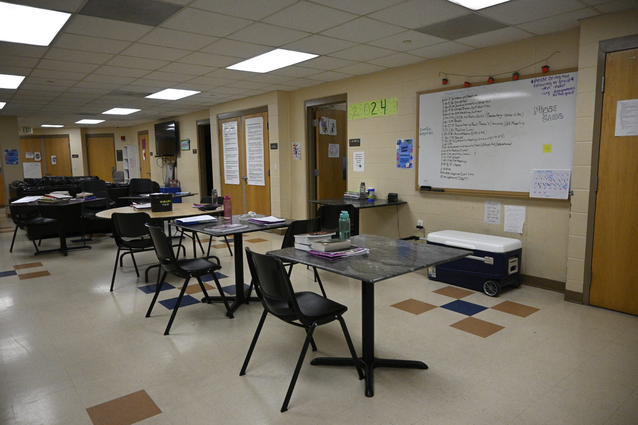 Women's residential treatment common area with tables and chairs
