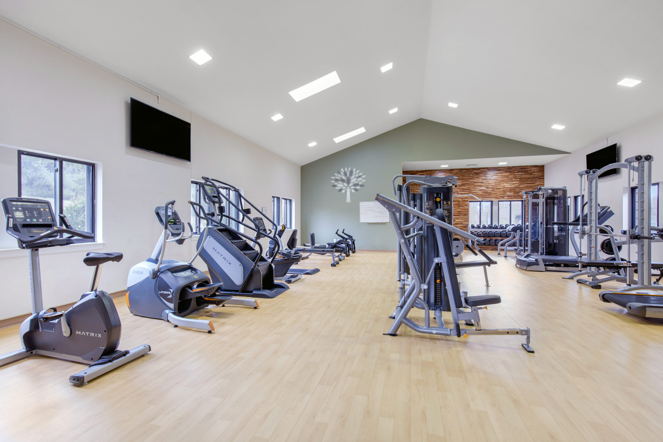 Spacious fitness room with exercise machines