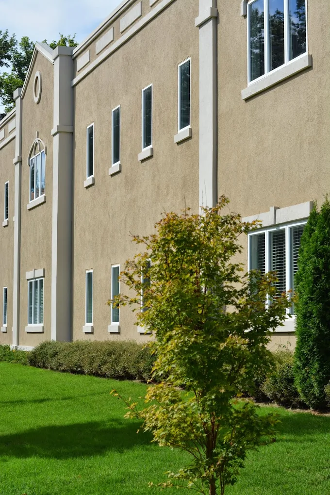 Exterior of Memphis Recovery Centers facility with windows and lawn