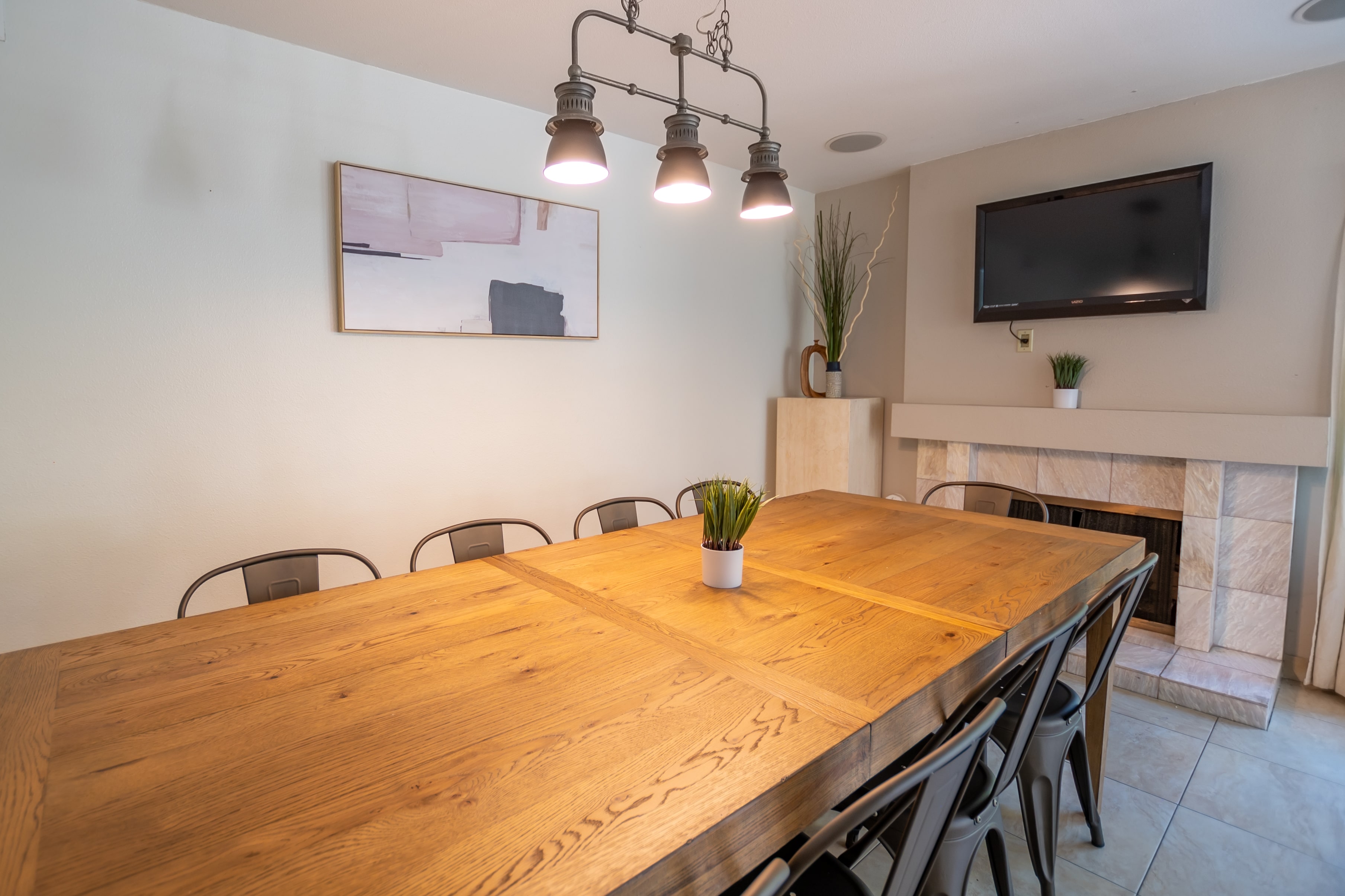 Dining room with fireplace and flat-screen TV