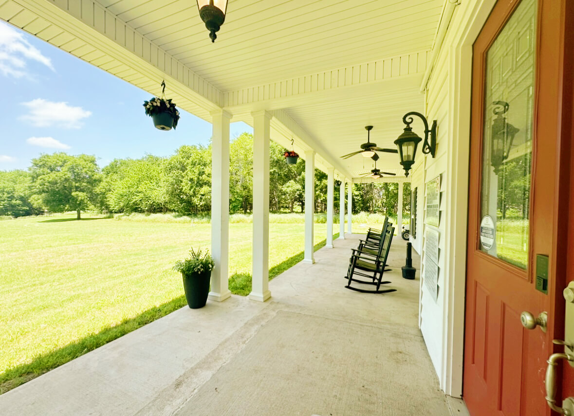 Discovery Point Retreat Waxahachie Porch