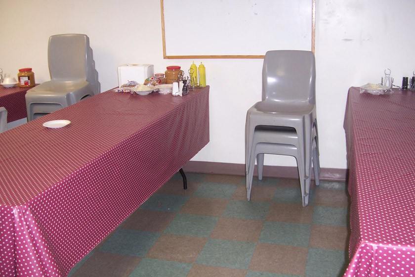 Rehab dining room with red tablecloths and gray chairs