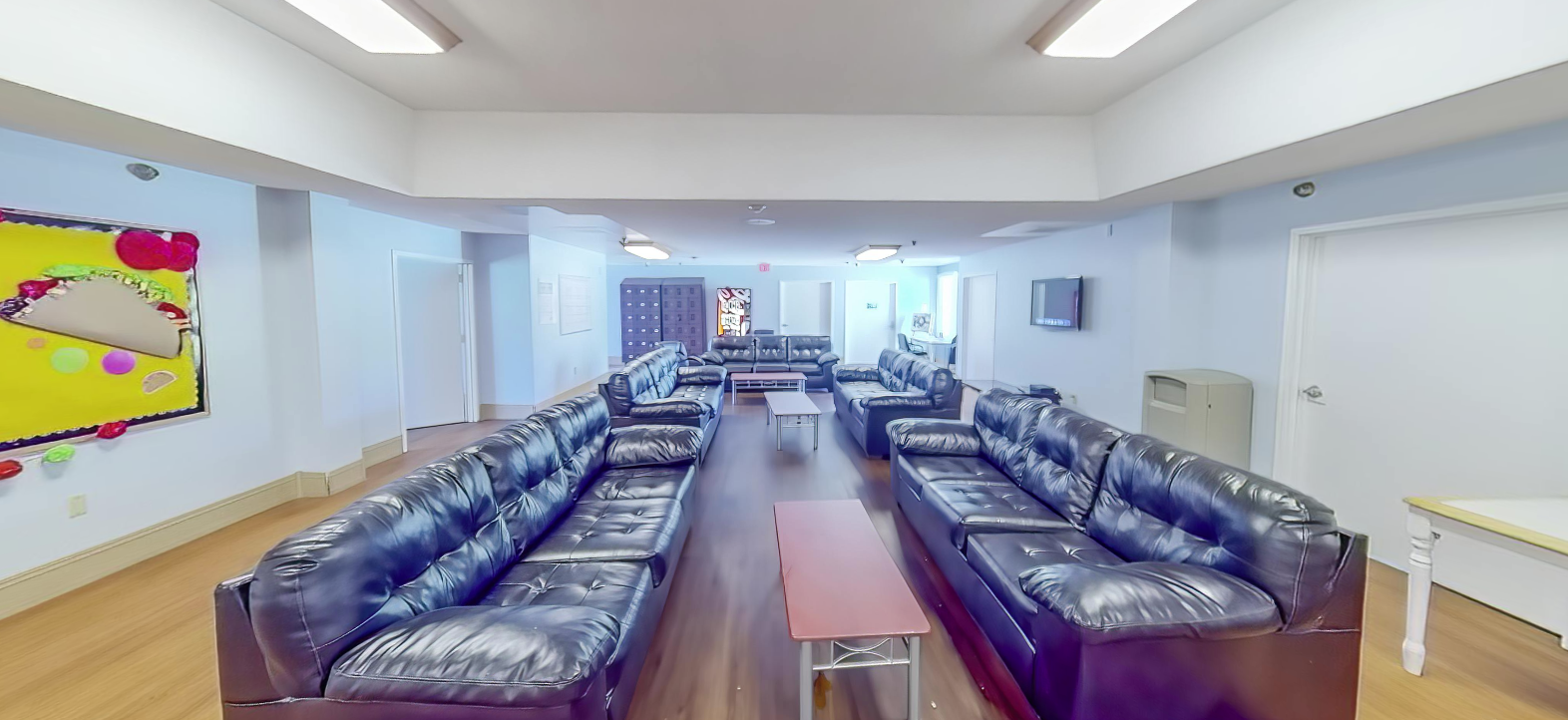 Common lounge with leather sofas and tables