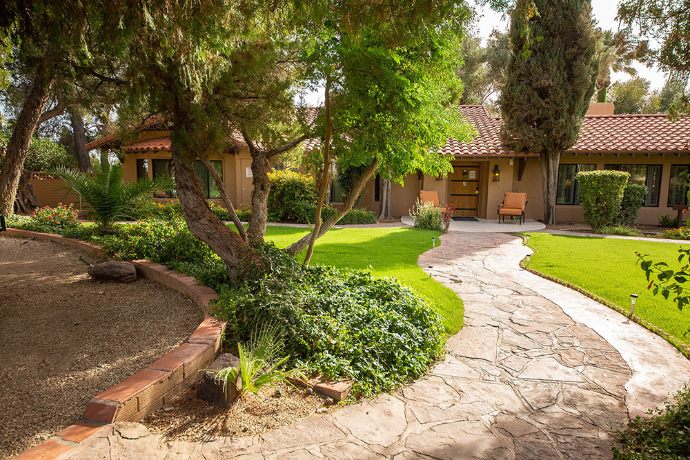 facility-entrance-gentle-path-at-the-meadows-wickenburg.jpg