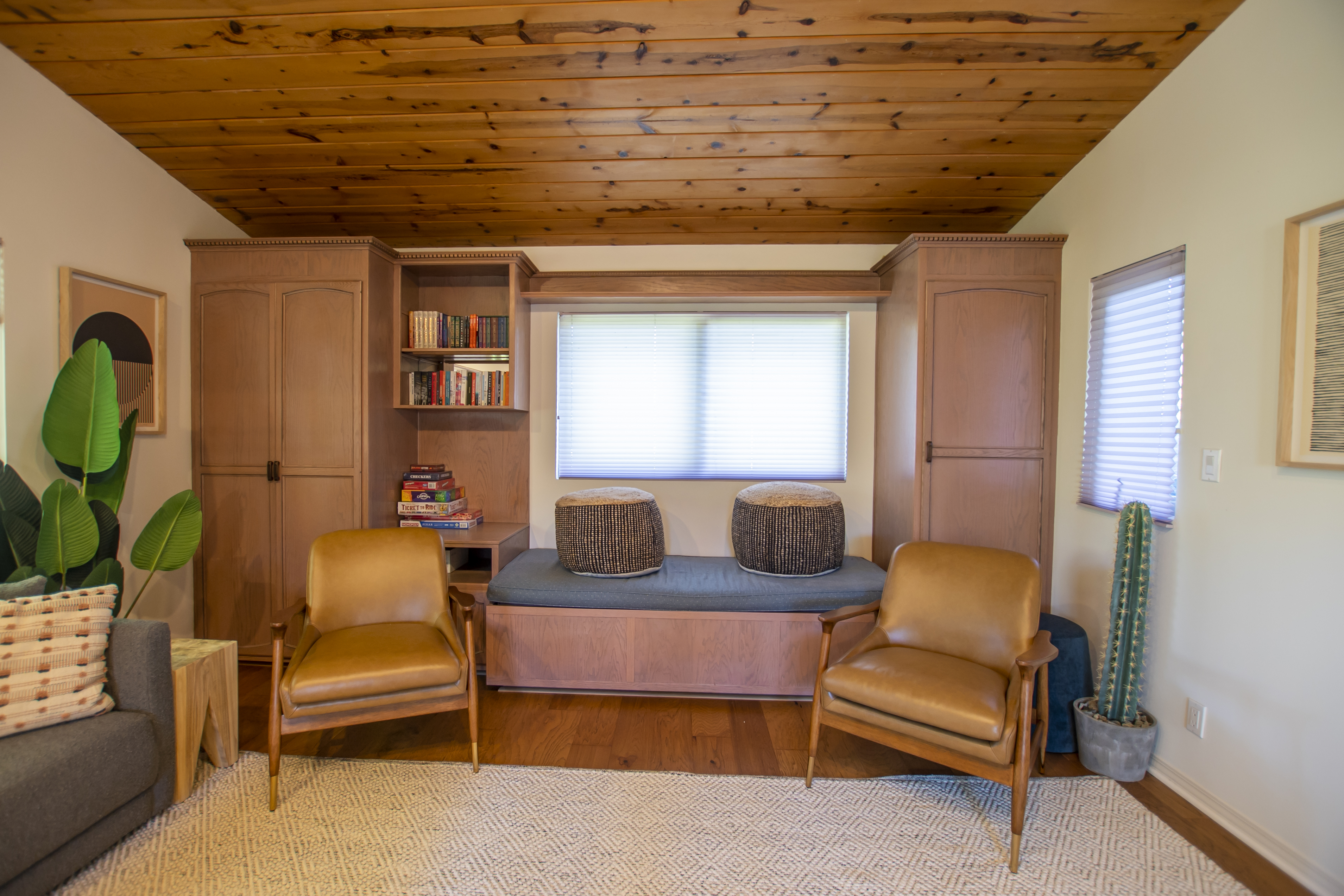 Built-in bench with books and accent chairs