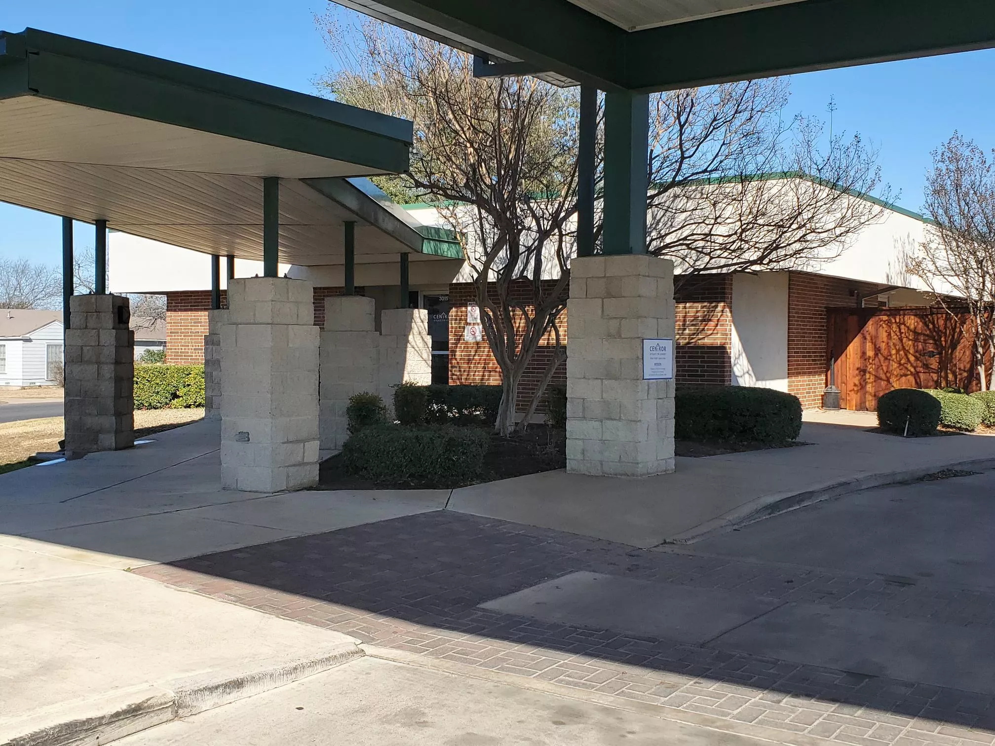 Covered entrance and exterior walkway of Cenikor Waco facility